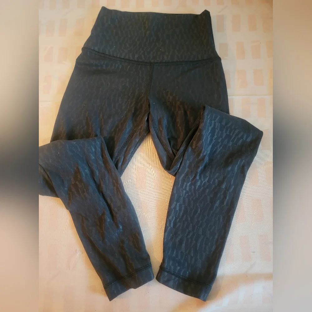 Lululemon Aligh High Rise 28 Segment Emboss Black - Picture 4 of 8